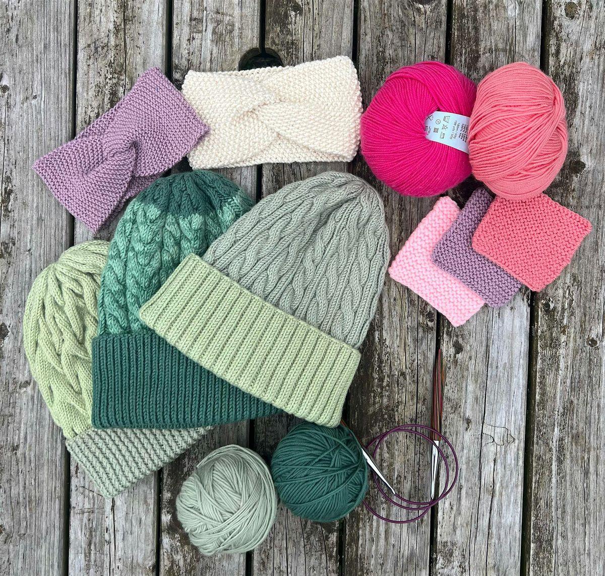 Selbst gestrickte Mützen und Stirnbänder im gemütlichen Strickatelier von Zoe & Louis